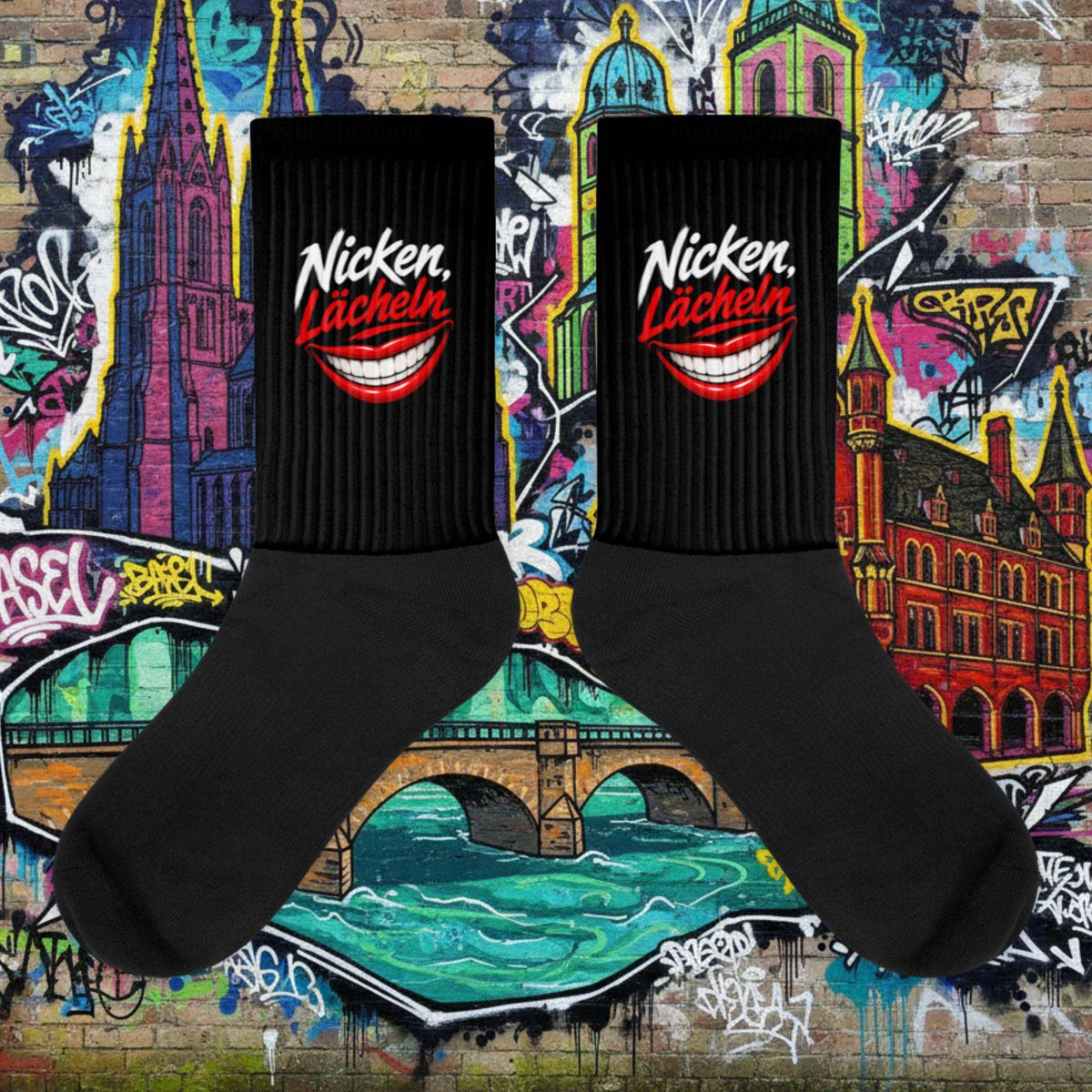 Bequeme schwarze Socken mit gepolstertem Boden und farbigem Druck